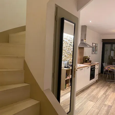 Дом отдыха Au Pied De La Cite Medievale, Piscine, Vue Extraordinaire, La Trivala A