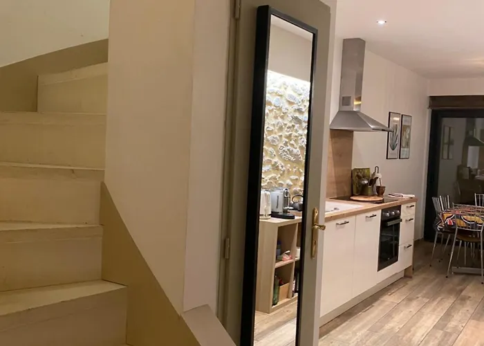 Holiday home Au Pied De La Cite Medievale, Piscine, Vue Extraordinaire, La Trivala A