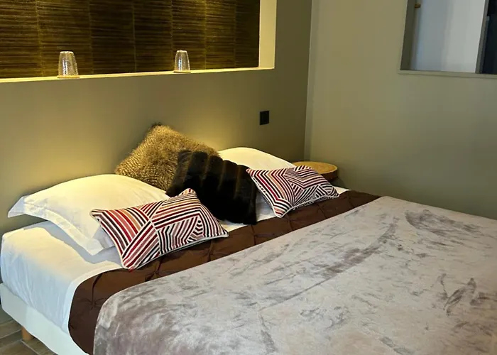 Holiday home Au Pied De La Cite Medievale, Piscine, Vue Extraordinaire, La Trivala A