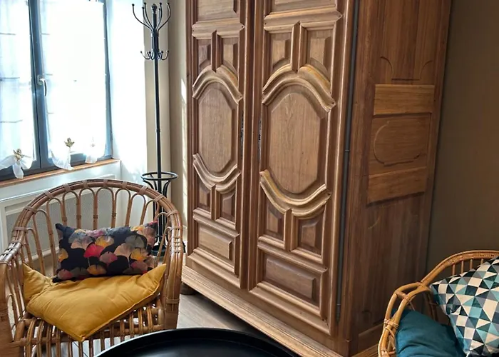 Holiday home Au Pied De La Cite Medievale, Piscine, Vue Extraordinaire, La Trivala A *